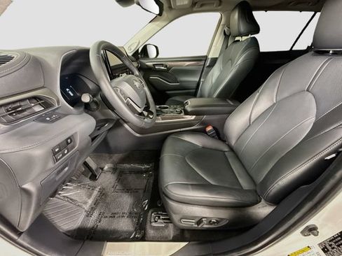 Certified 2024 Toyota Highlander Limited AWD/4WD image 23