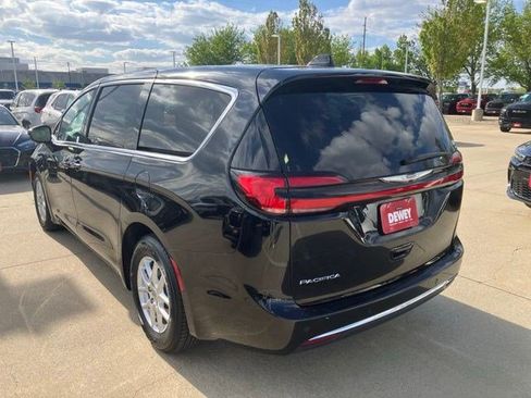 Used 2025 Chrysler Pacifica Select FWD image 6