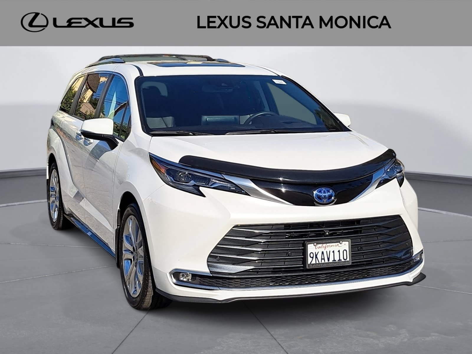 Used 2024 Toyota Sienna Platinum FWD image 3