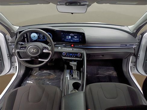 Used 2024 Hyundai Elantra SEL image 21