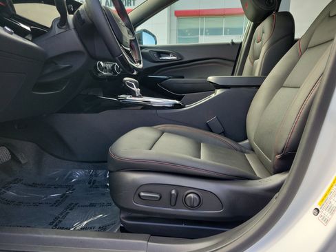 Used 2025 Chevrolet Trax RS FWD image 16