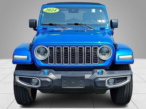 Used 2024 Jeep Wrangler Unlimited Sahara w/ Technology Group AWD/4WD image 3