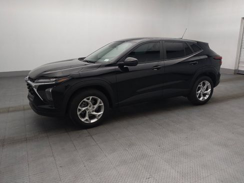 Used 2024 Chevrolet Trax LS w/ LS Convenience Package FWD image 2