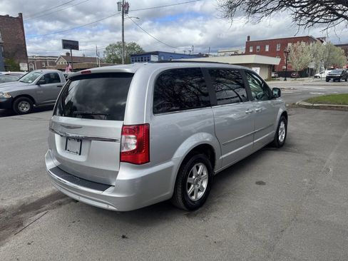 Used 2012 Chrysler Town & Country Touring FWD image 4