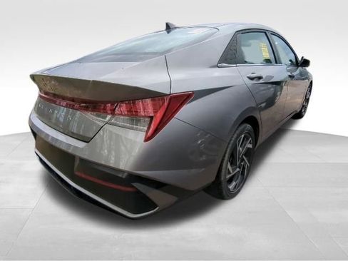 Used 2025 Hyundai Elantra SEL FWD image 4