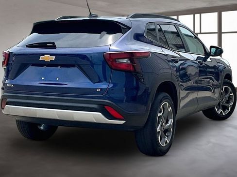 Used 2024 Chevrolet Trax LT w/ Driver Confidence Package FWD image 3