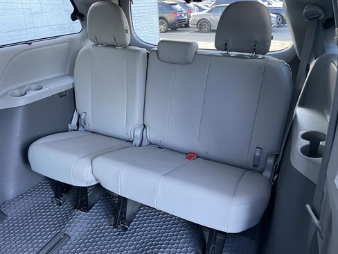 Used 2016 Toyota Sienna XLE image 31