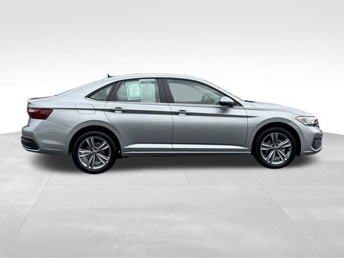 Used 2024 Volkswagen Jetta SE image 3