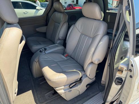 Used 2003 Chrysler Town & Country LXi image 14