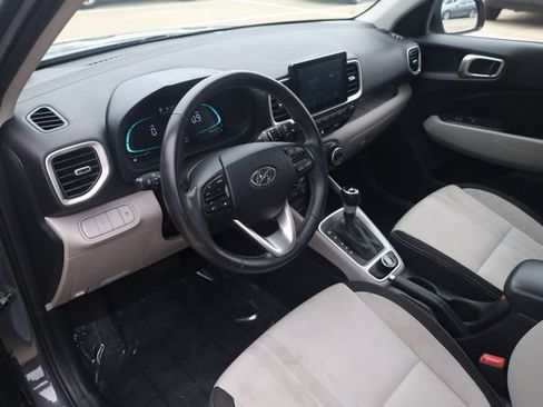 Used 2025 Hyundai Venue SEL FWD image 10
