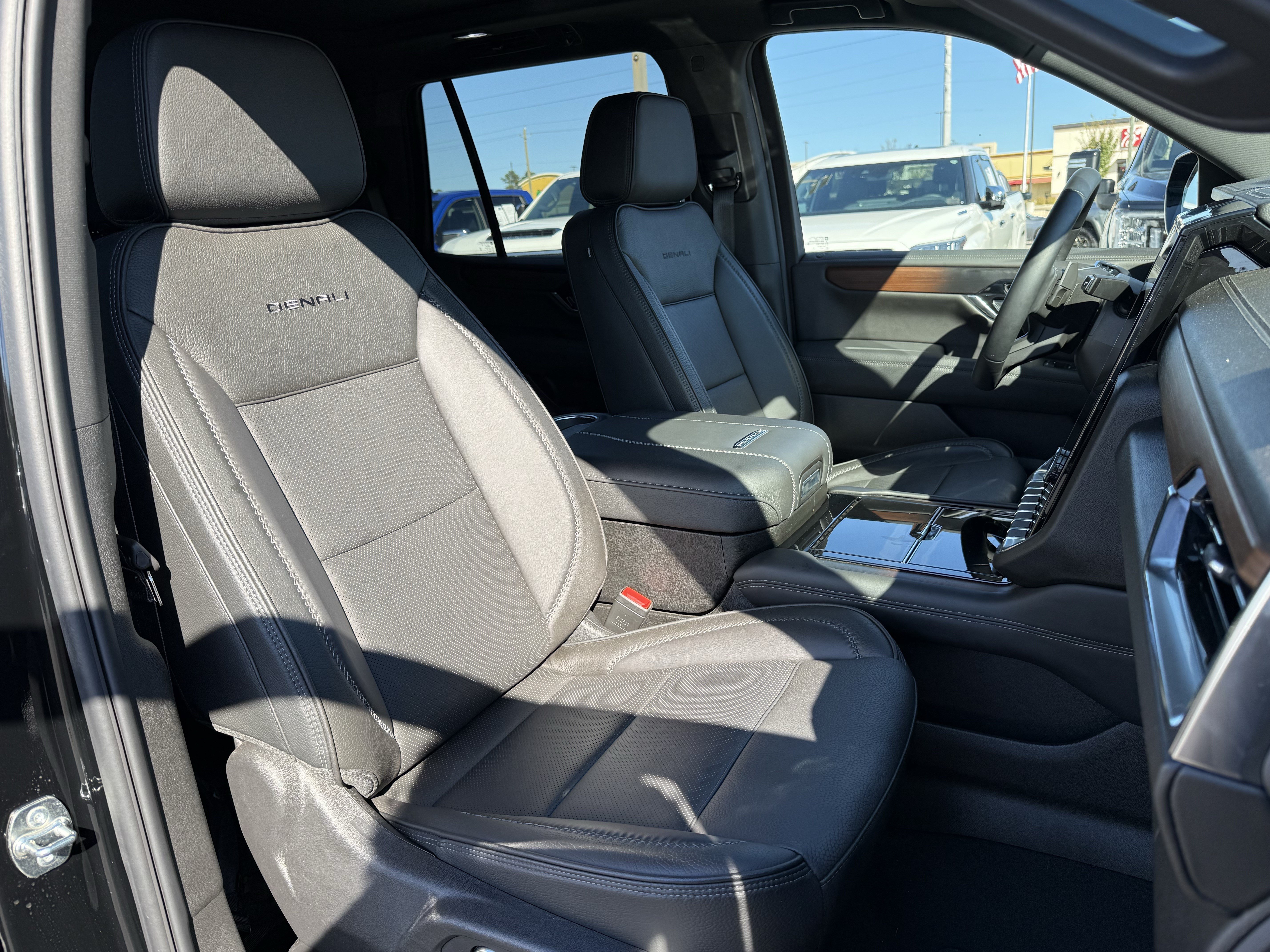 Used 2026 GMC Yukon Denali w/ Sun & Power Step Package AWD/4WD image 36