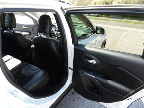 Used 2019 Jeep Cherokee Latitude Plus w/ Cold Weather Group image 19