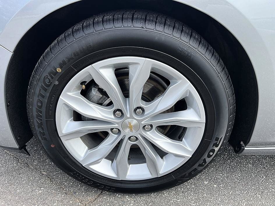 Used 2025 Chevrolet Malibu LT FWD image 9