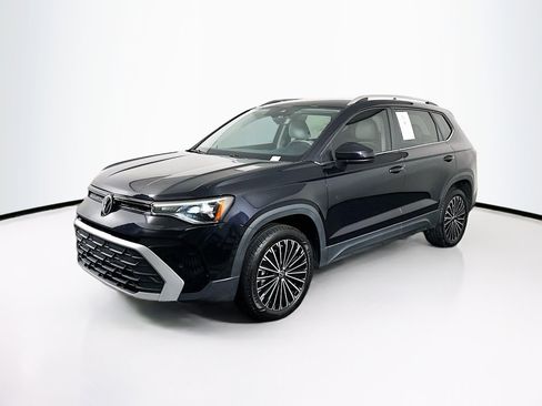 Used 2025 Volkswagen Taos SE image 3