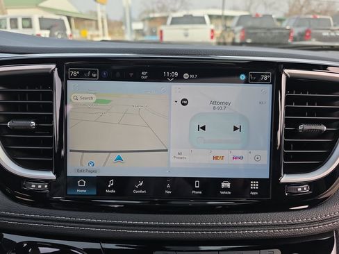 New 2026 Chrysler Pacifica Limited image 24