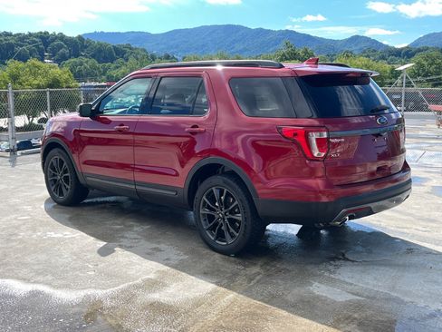 Used 2017 Ford Explorer XLT w/ Equipment Group 202A AWD/4WD image 4
