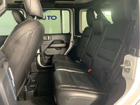 Used 2018 Jeep Wrangler Unlimited Sahara image 33