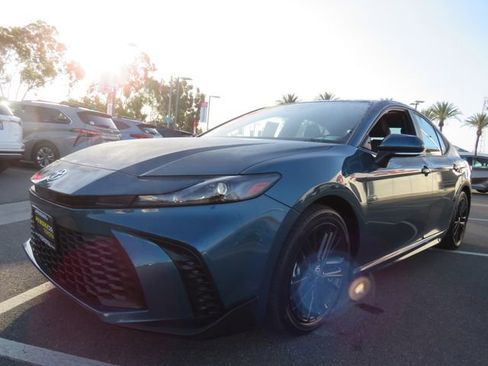 Certified 2025 Toyota Camry SE image 3