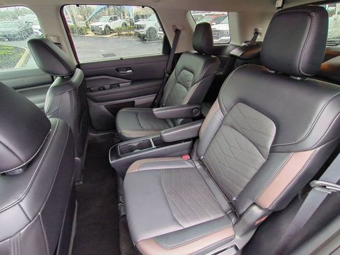 Used 2024 Nissan Pathfinder Platinum image 15