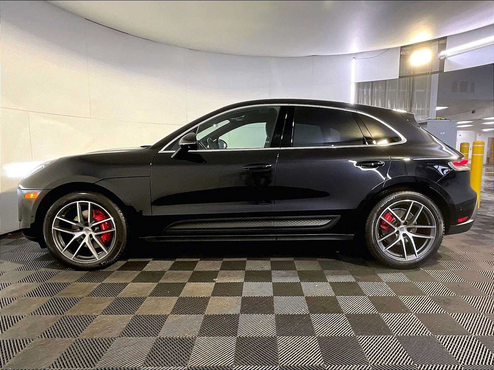 Certified 2024 Porsche Macan S AWD/4WD image 2