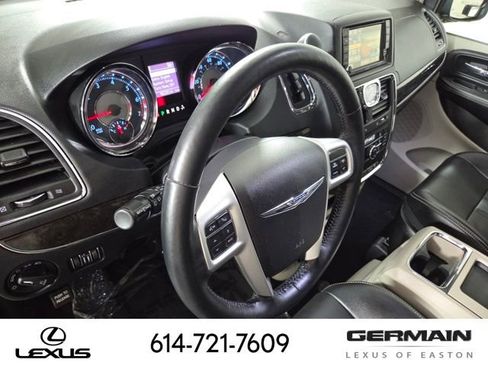 Used 2016 Chrysler Town & Country Touring w/ Driver Convenience Group FWD image 18