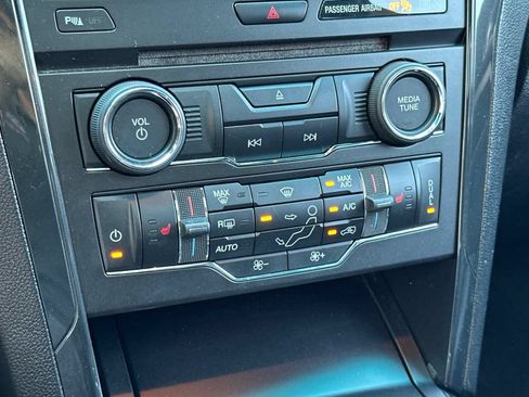 Used 2016 Ford Explorer XLT w/ Equipment Group 202A FWD image 21