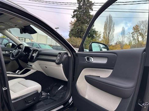 Used 2025 Volvo XC40 B5 Plus w/ Protection Package Premier image 11