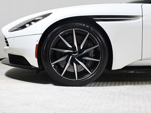 Used 2022 Aston Martin DB11 Volante image 26