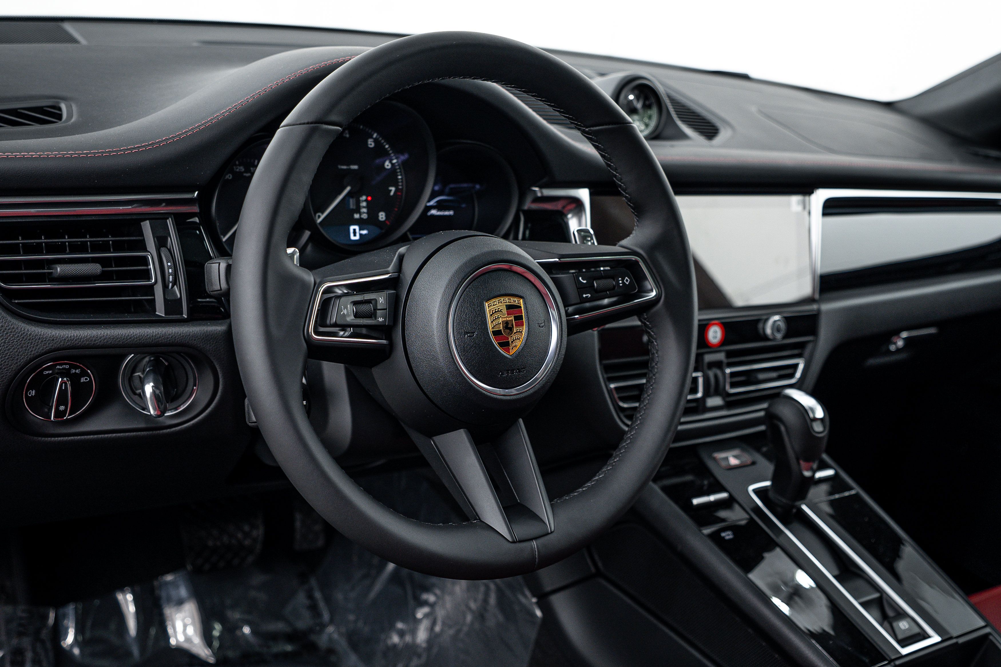 Certified 2026 Porsche Macan AWD/4WD image 14