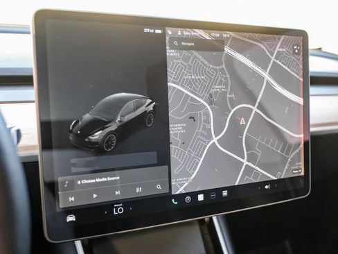 Used 2020 Tesla Model Y Long Range image 21