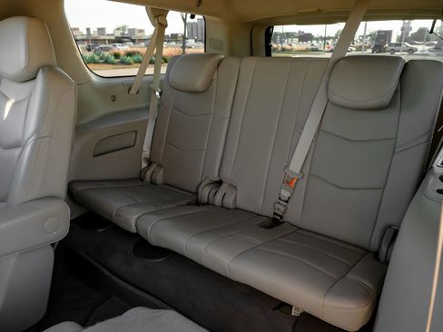 Used 2019 Cadillac Escalade ESV Premium Luxury image 42