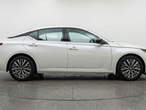 Used 2025 Nissan Altima 2.5 SV image 11