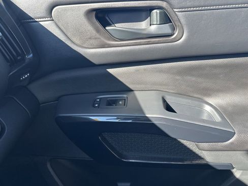 Used 2024 Nissan Pathfinder S image 22