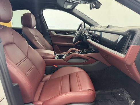 Used 2025 Porsche Cayenne S AWD/4WD image 16