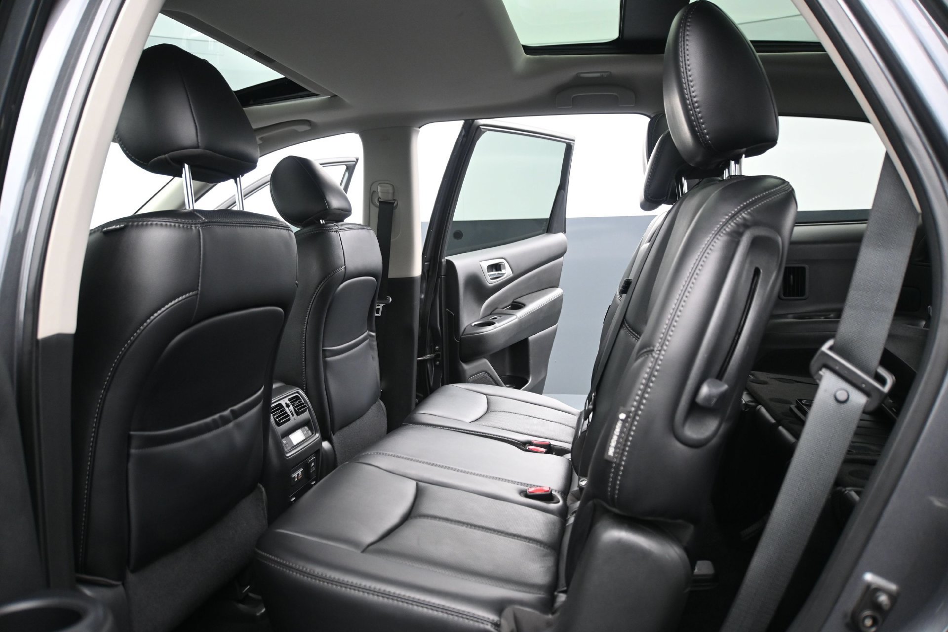 Used 2019 Nissan Pathfinder Platinum AWD/4WD image 17