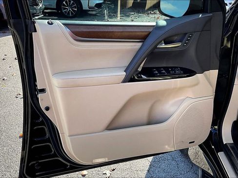 Used 2018 Lexus LX 570 4WD image 22