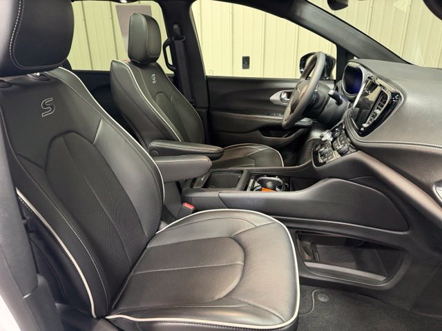 Used 2025 Chrysler Pacifica Limited AWD/4WD image 32