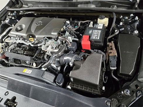 Used 2018 Toyota Camry SE image 25