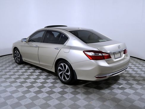Used 2017 Honda Accord EX image 9