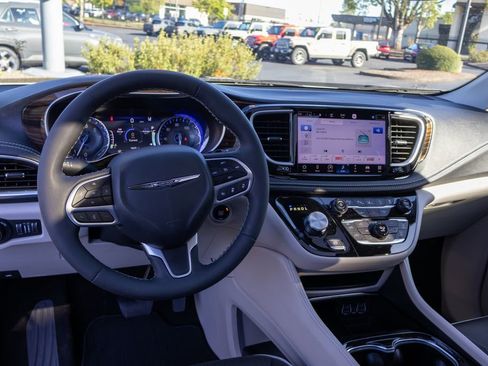 Used 2023 Chrysler Pacifica Limited FWD image 16