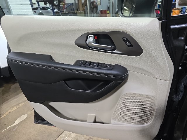 Used 2023 Chrysler Pacifica Touring-L FWD image 29