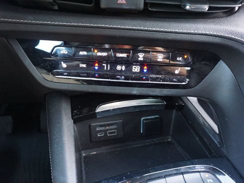 Used 2021 Buick Envision Essence w/ Technology Package I FWD image 12