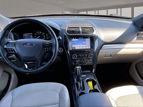 Used 2018 Ford Explorer XLT w/ Equipment Group 201A FWD image 7