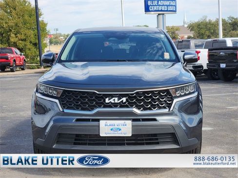 Used 2022 Kia Sorento LX image 2