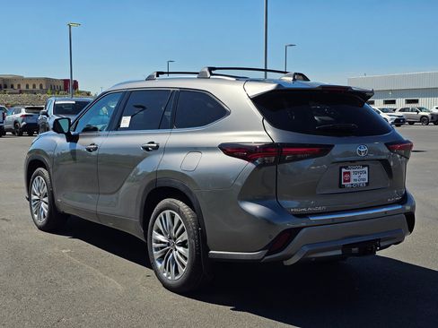 New 2026 Toyota Highlander Platinum AWD/4WD image 3