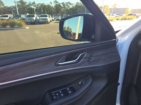 Used 2024 Jeep Grand Cherokee L Limited w/ Luxury Tech Group II image 9