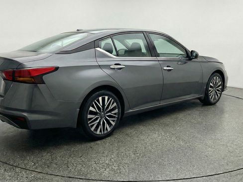 Used 2025 Nissan Altima 2.5 SV image 9