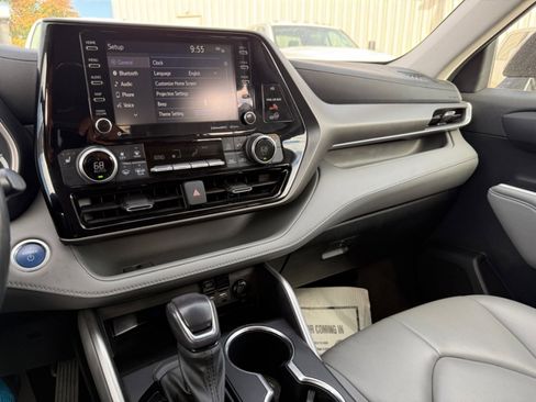 Used 2021 Toyota Highlander XLE image 31