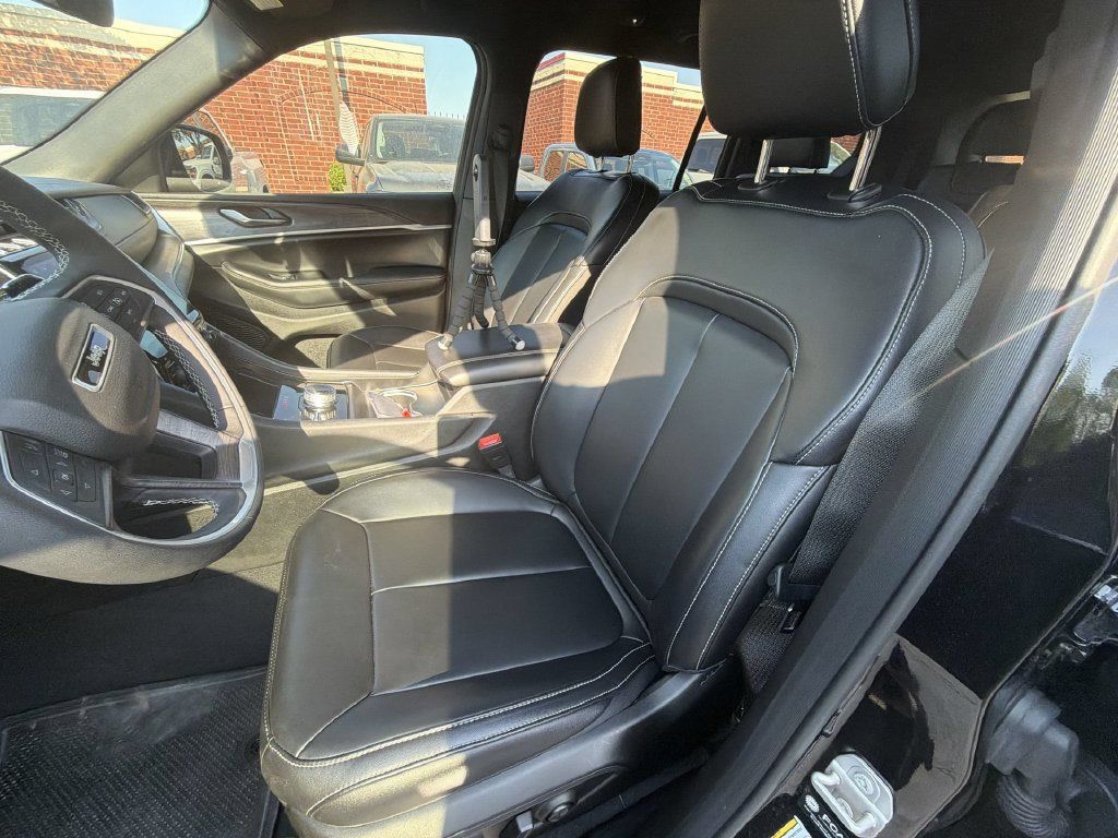 Used 2025 Jeep Grand Cherokee L Limited AWD/4WD image 8