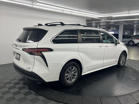 Certified 2021 Toyota Sienna LE image 3